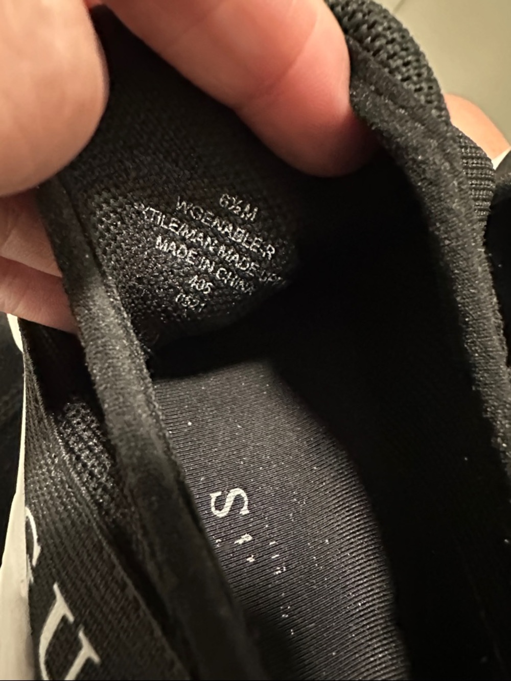 👛 Guess Slip On Sneakers - Picture 6 of 6